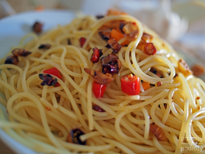 Przepis na spaghetti z oliwą, czosnkiem i papryczką peperoncino