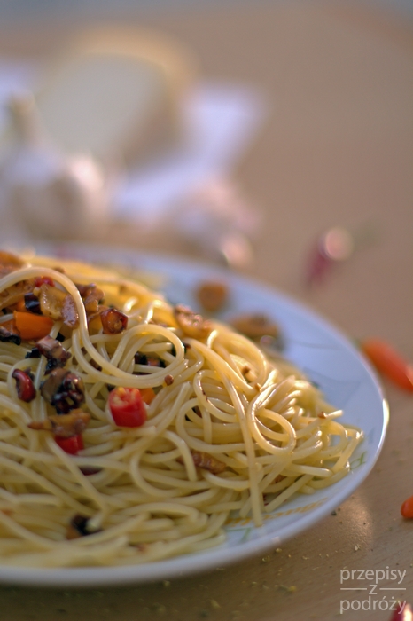 spaghetti z oliwą, czosnkiem i papryczką peperoncino