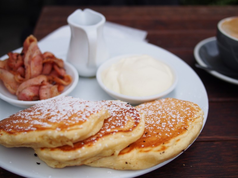 Nowozelandzkie śniadanie z Christchurch.  Pancakes z bekonem, syropem klonowym i śmietaną